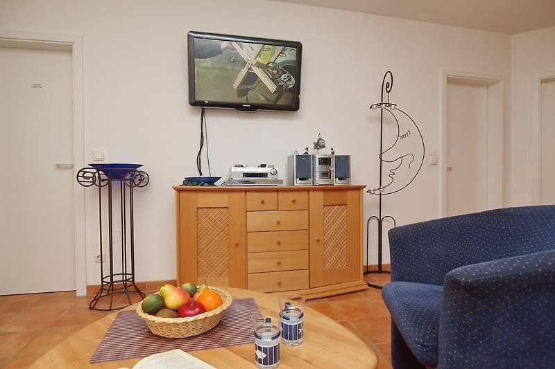 Wohnzimmer mit Kommode und TV