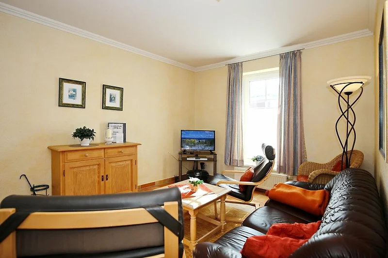 Wohnzimmer mit Kommode und TV