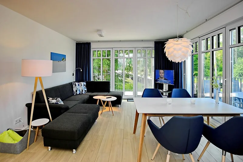 Wohnzimmer mit Sofaecke und Esstisch