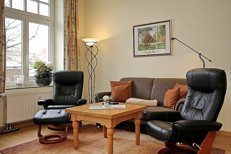 Wohnzimmer mit Couch und Sesseln