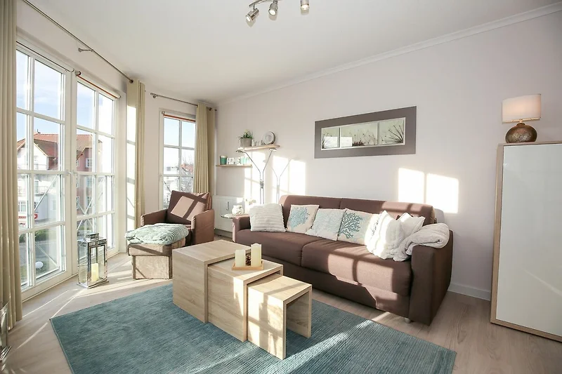 Wohnzimmer mit Sofa und Sessel