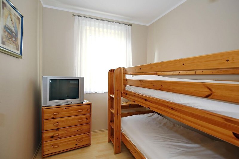 drittes Schlafzimmer mit Etagenbett und TV
