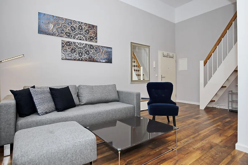 Wohnzimmer mit Couch und Hocker