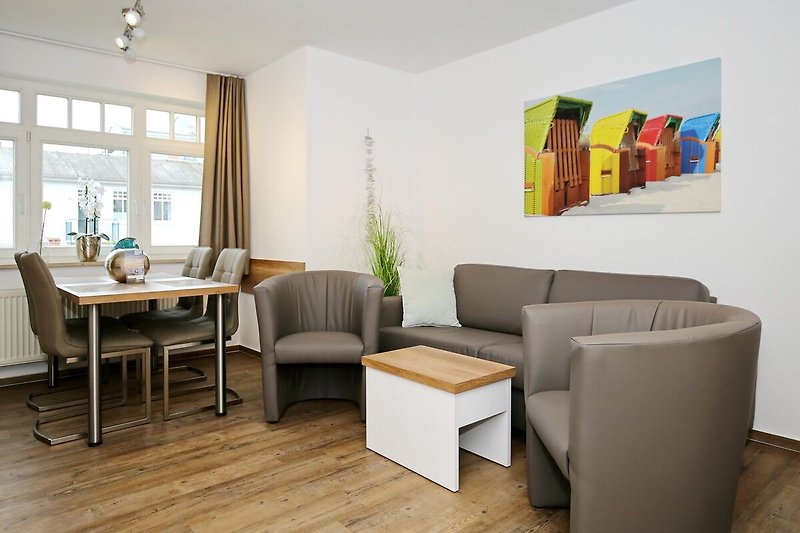 Wohnzimmer mit Sofa und Essbereich