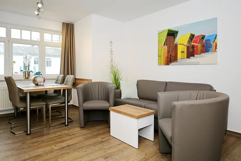 Wohnzimmer mit Sofa und Essbereich