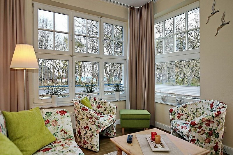 Wohnzimmer mit Sesseln und Blick zur Ostsee in der vegetationsarmen Jahreszeit