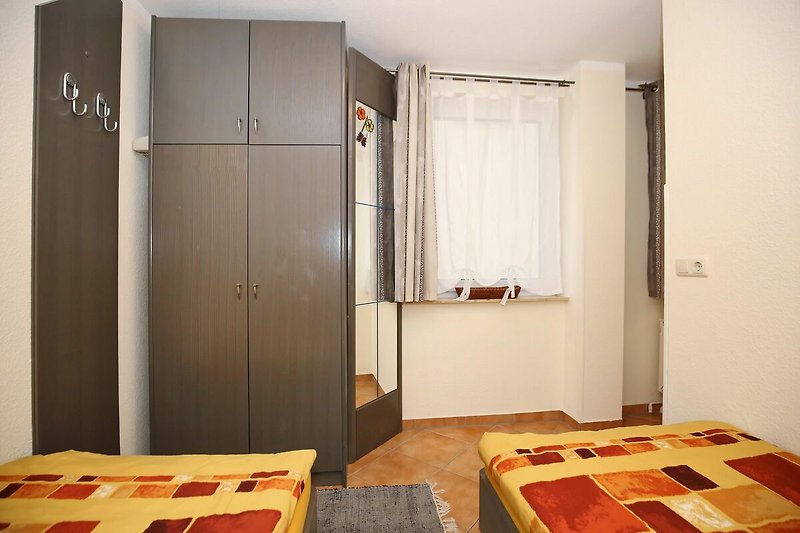 Schlafzimmer mit 2 Einzelbetten und Kleiderschrank