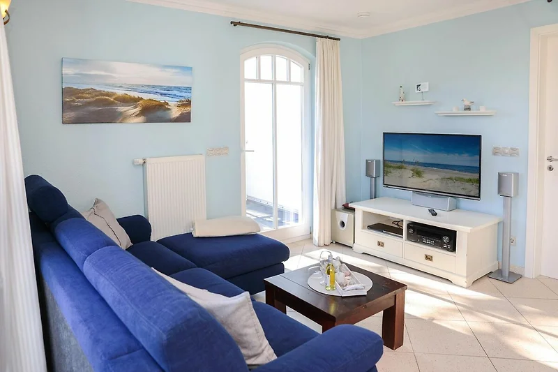 Wohnzimmer mit Sofa und TV