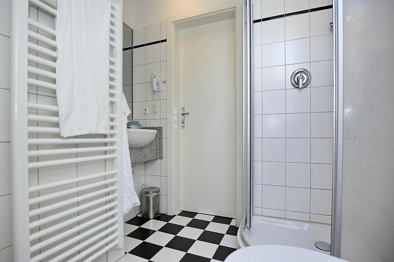 Badezimmer mit Dusche und Handtuchheizung