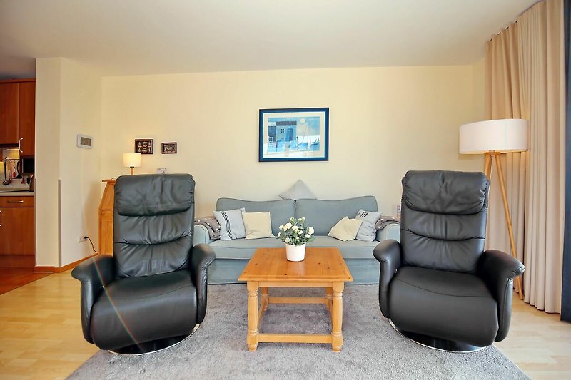 Wohnbereich mit Sofa und Sessel