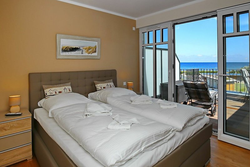 Schlafzimmer mit Doppelbett und Balkonzugang
