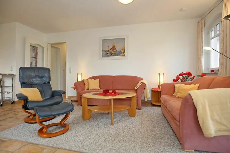 Wohnzimmer mit Sofa und Sessel