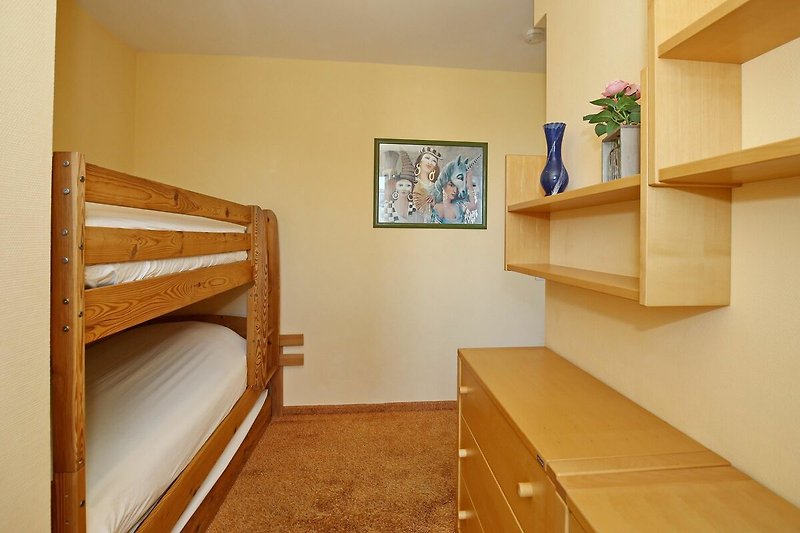 2. Schlafzimmer mit Etagenbett und Kommode