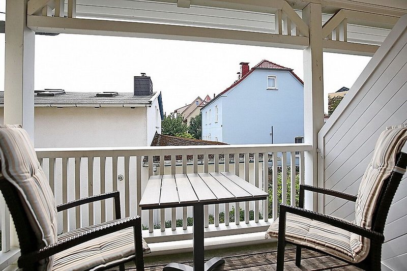 Balkon mit Süd-Ausrichtung und Gartenmöbeln