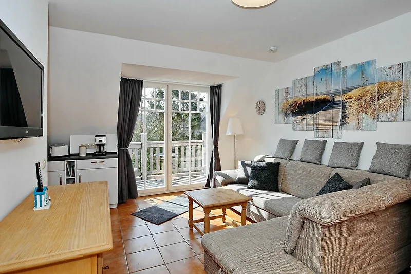 Wohnzimmer mit Blick zum Balkon