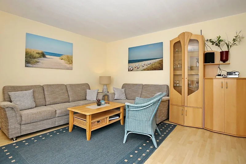 Wohnzimmer mit Couch und Korbsessel