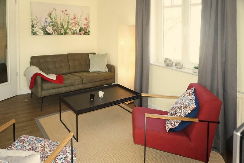 Wohnzimmer mit Sofa und 2 Sesseln