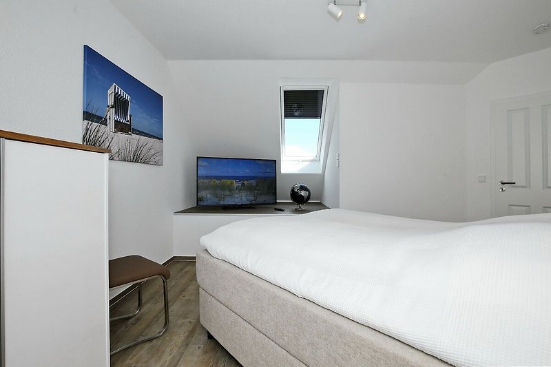 3. Schlafzimmer mit Doppelbett und TV