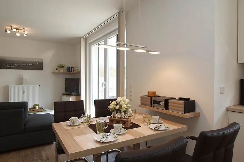 Essbereich mit Blick zum Wohnzimmer