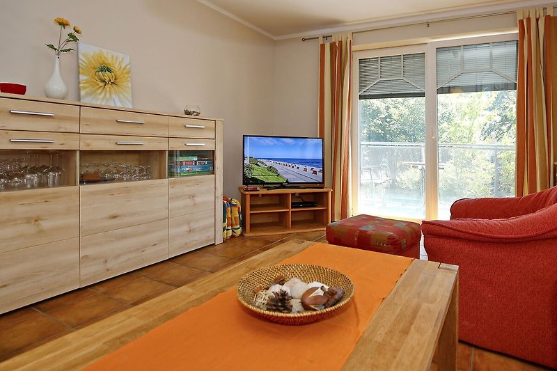 Wohnzimmer mit TV und Vitrinen Schrank