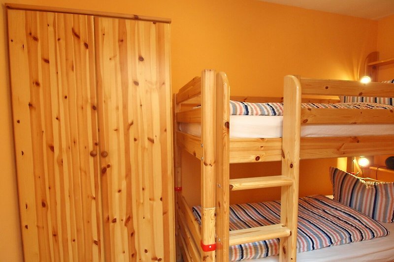 2. Schlafzimmer mit Etagenbett und Kleiderschrak