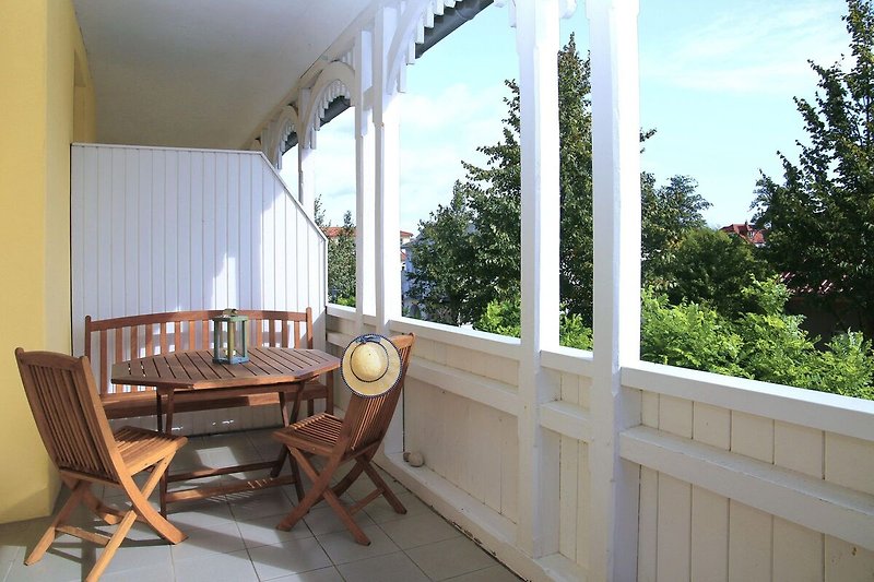 Balkon mit Ost-Ausrichtung und Gartenmöbeln