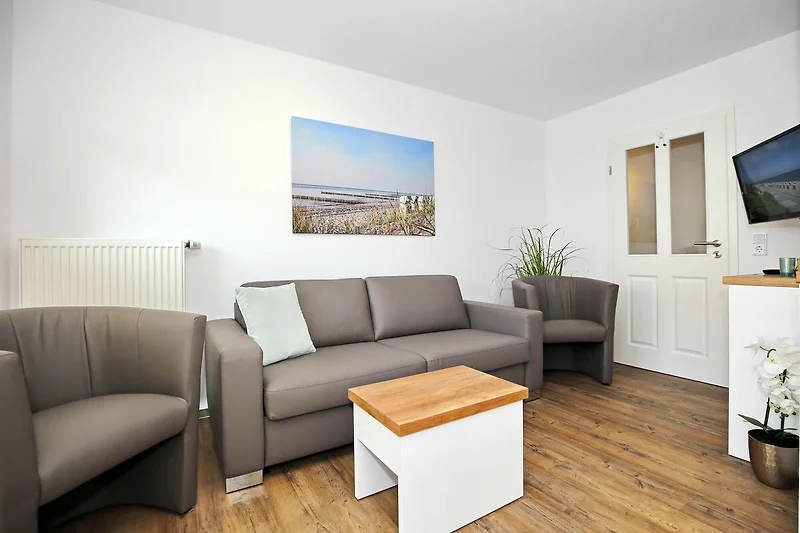 Wohnzimmer mit Sofa und 2 Sesseln