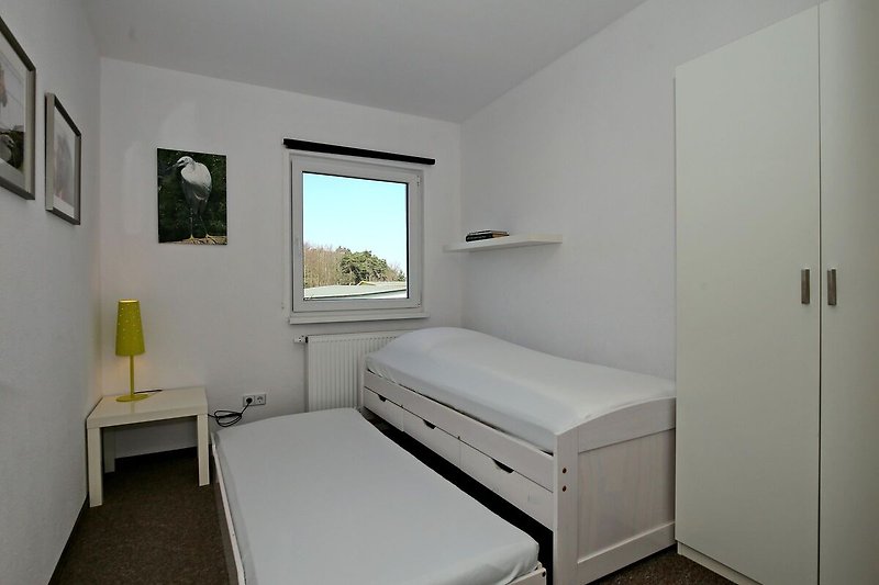 2. Schlafzimmer mit Ausziehbett und Kleiderschrank
