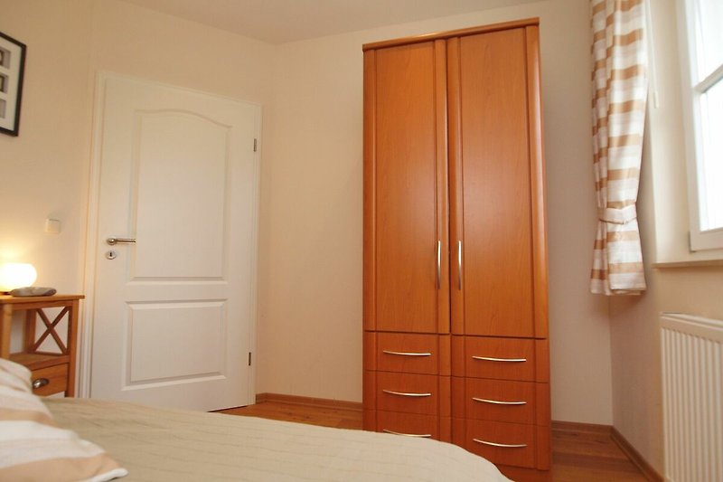 2. Schlafzimmer mit Kleiderschrank