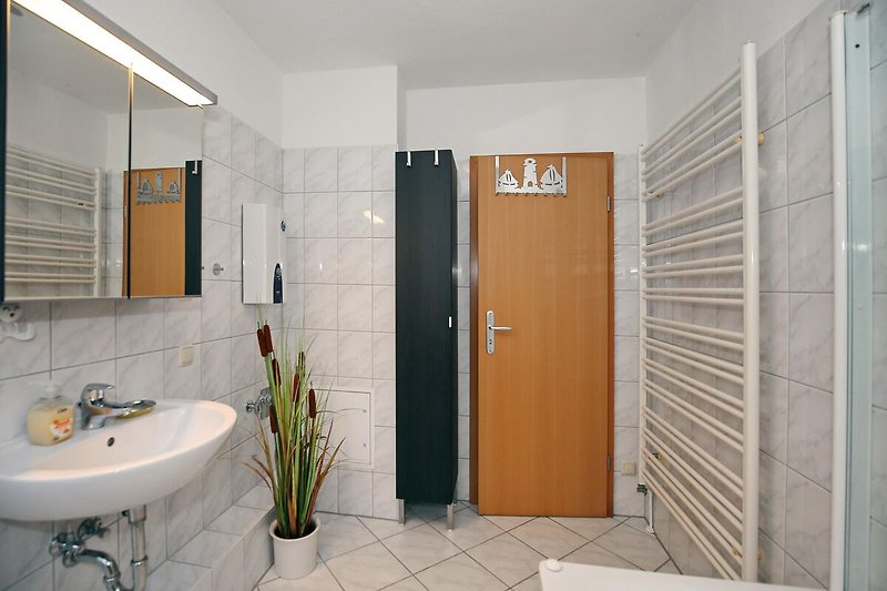 Badezimmer mit Waschbecken und Handtuchheizung