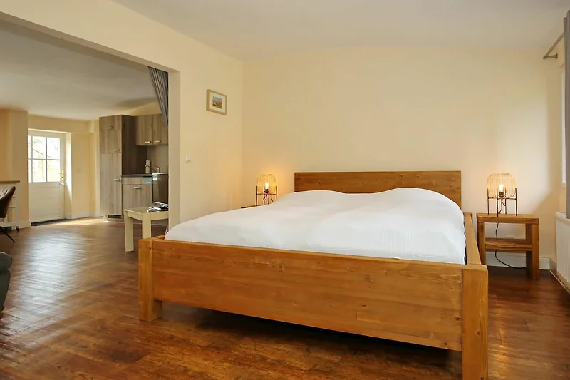 Schlafzimmer mit Blick zur Küche