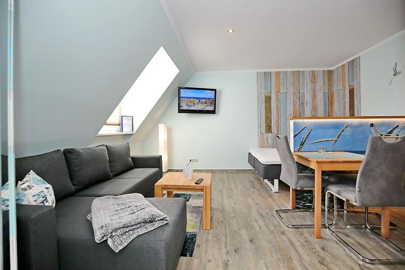 Wohnzimmer mit Sofa und TV