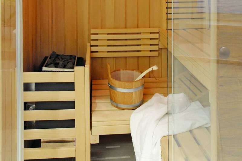 Badezimmer mit integrierter Sauna