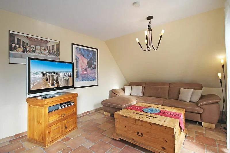 Wohnbereich mit Schlafcouch und Flachbild-TV