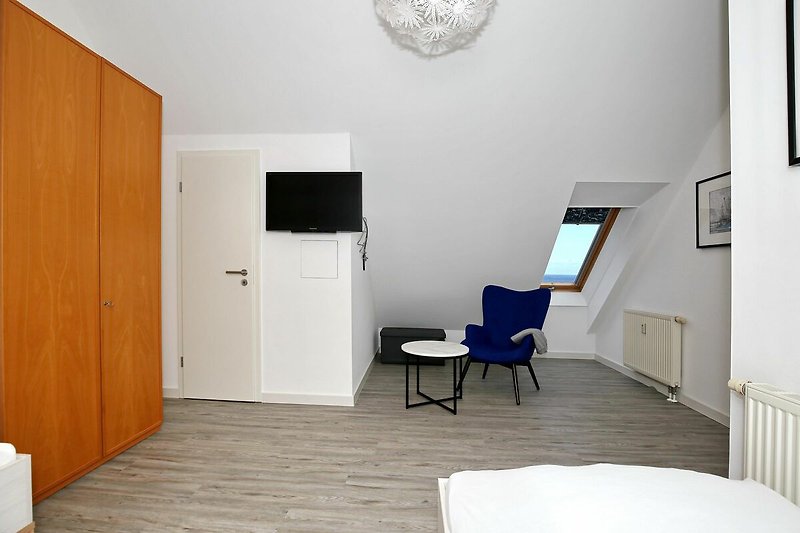 2. Schlafzimmer mit TV und Sitzgelegenheit