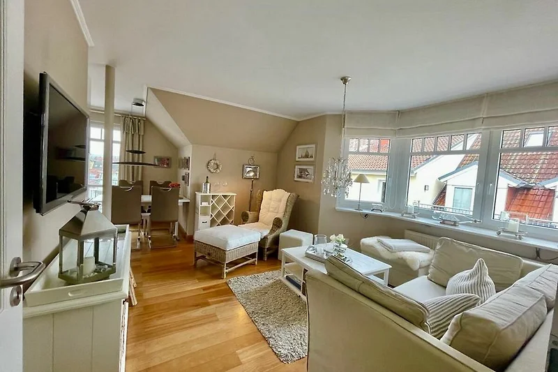 Wohnzimmer mit Blick auf Essbereich