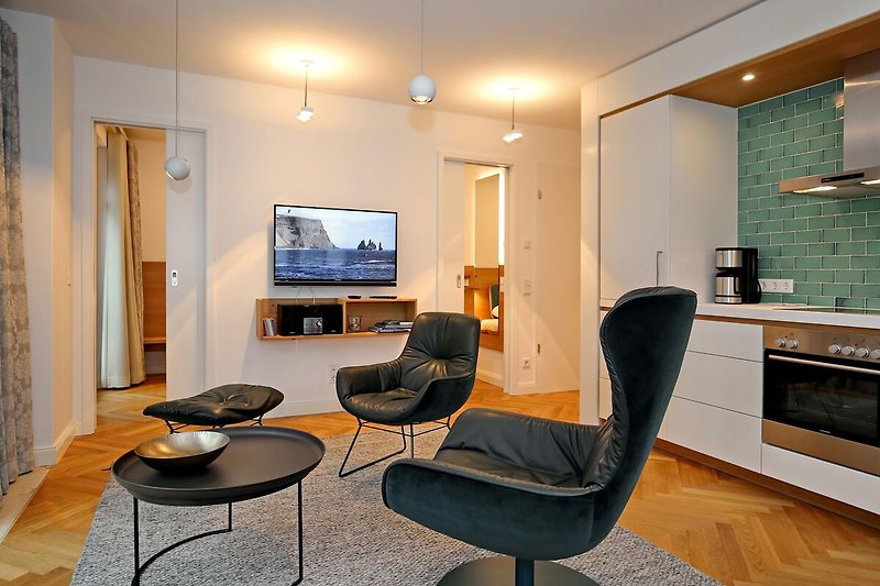 Wohnzimmer mit Sessel und TV