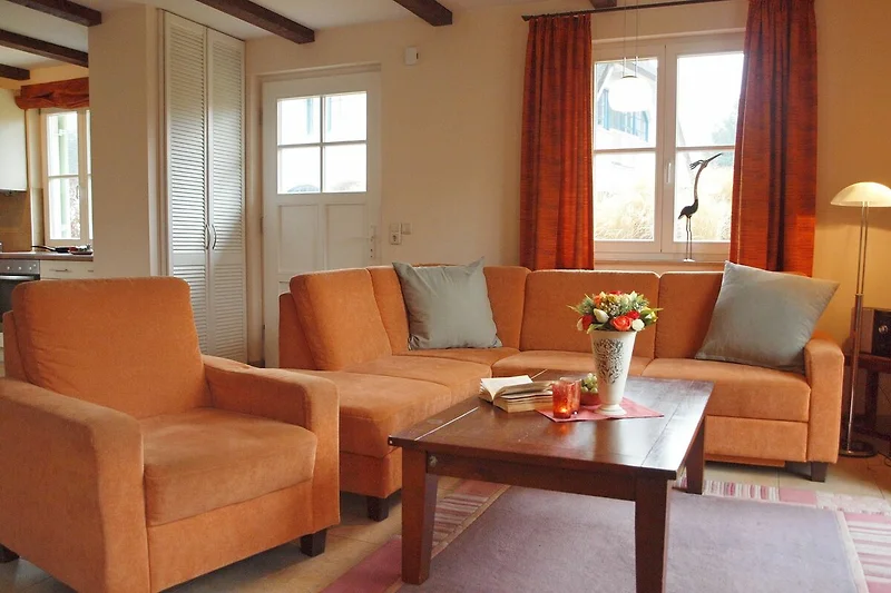 Wohnzimmer mit Sofaecke und Sessel