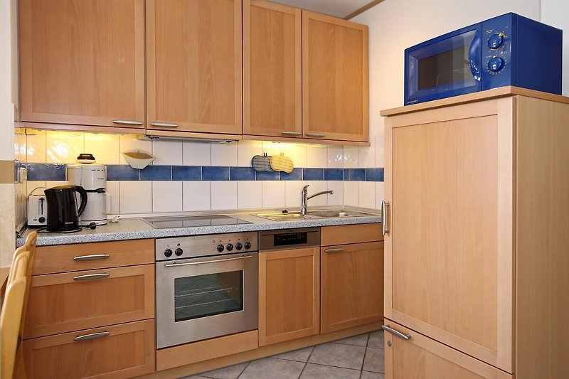 Küche mit Kühlschrank und Mikrowelle