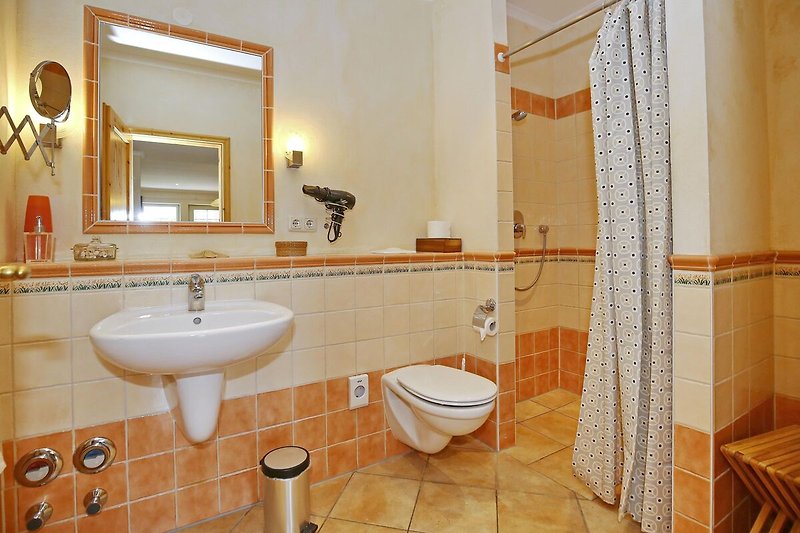 Badezimmer mit bodengleicher Dusche und WC