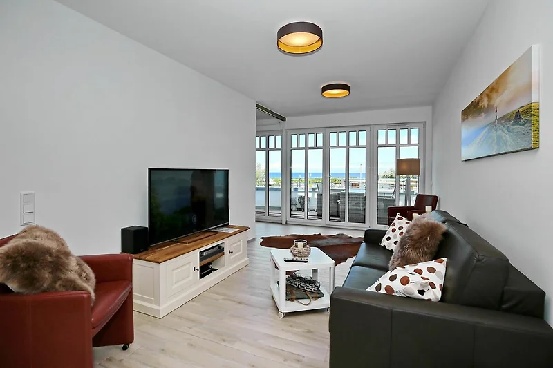 Wohnzimmer mit Blick zum Balkon