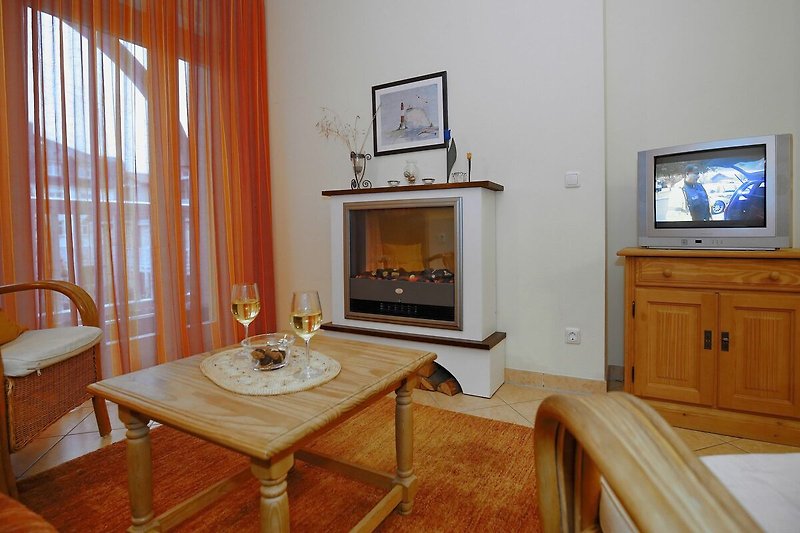 Wohnzimmer mit elektrischem Kamin und TV