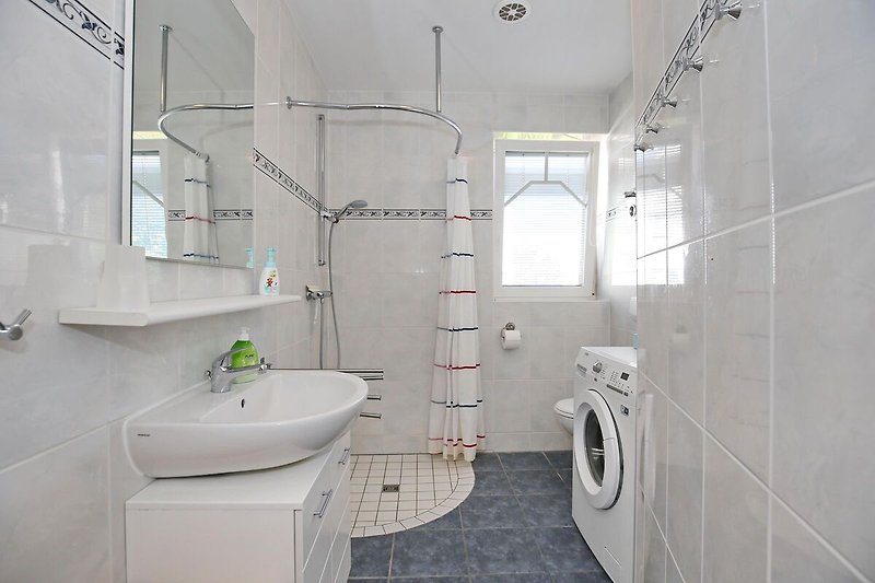 Badezimmer mit ebenerdiger Dusche und Waschmaschine