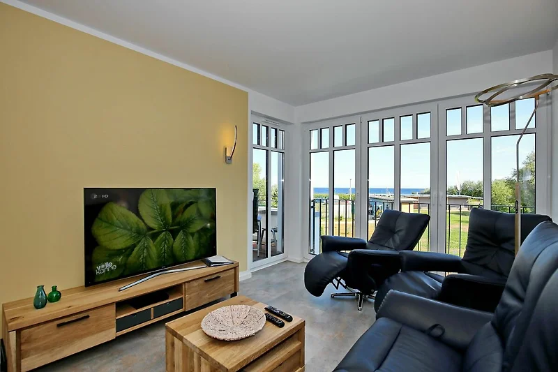 Wohnzimmer mit Sofa und TV