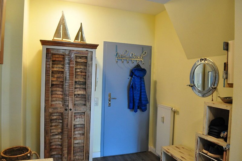 Eingangsbereich mit Garderobenschrank und Spiegel