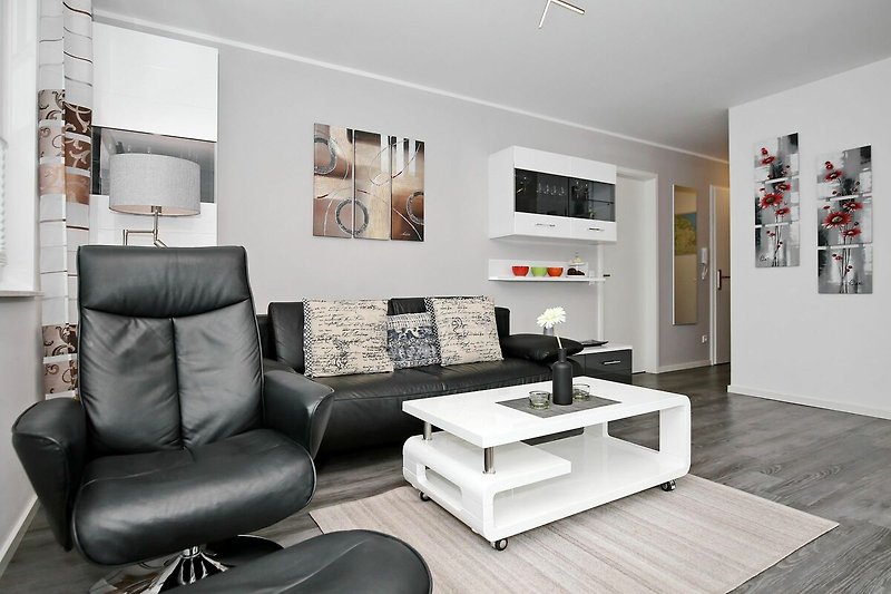 Wohnzimmer mit Sofa und Sessel