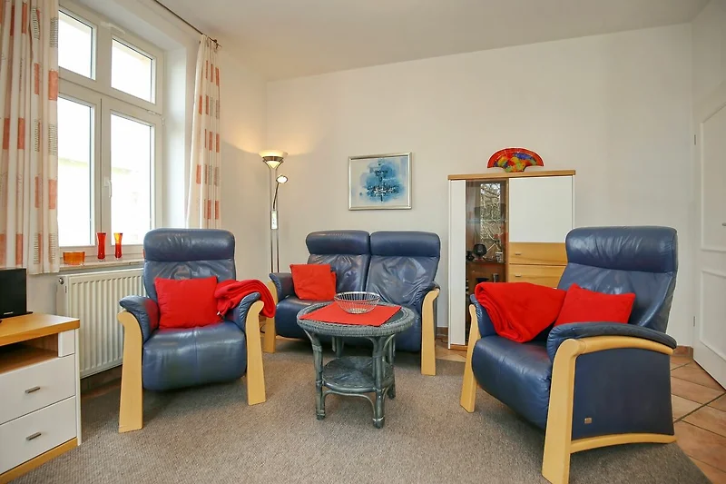 Wohnzimmer mit Sofa und zwei Sesseln