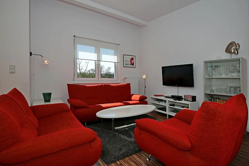 Wohnzimmer mit Sitzecke und TV