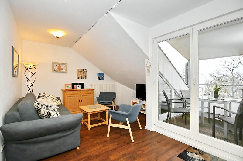 Wohnzimmer mit Zugang zum Balkon