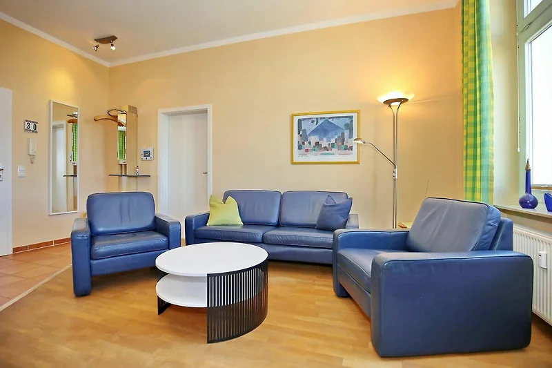 Wohnzimmer mit Sofa und Sesseln